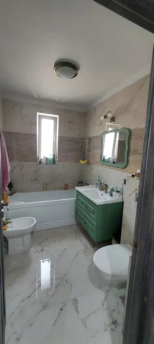 Apartament cu 3 camere,72 mp, zona Eroilor