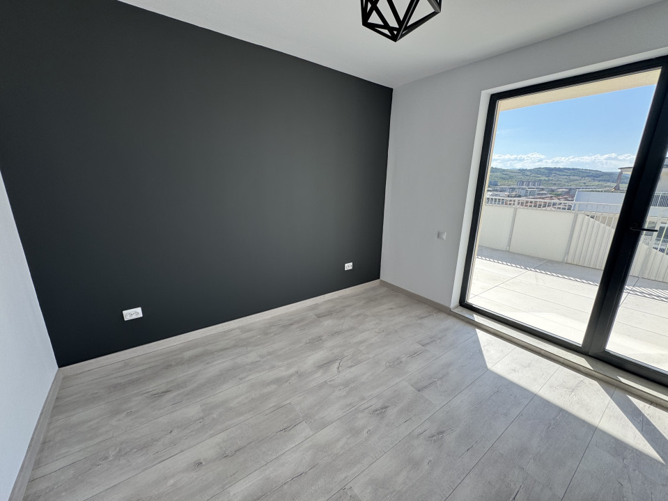 Penthouse de 3 camere, 74 mp, zona Eroilor