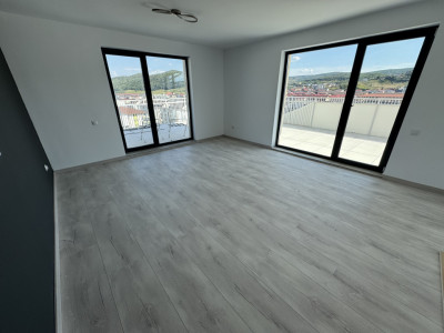 Penthouse de 3 camere, 74 mp, zona Eroilor