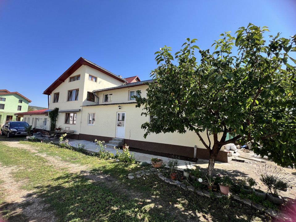 Casa individuala, 200 mp, 2 parcari, ideal pentru investitie