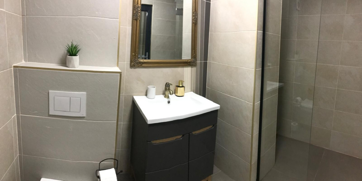 Apartament cu 2 camere, terasa, parcare, zona Metro