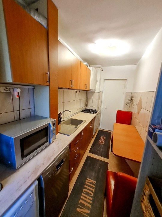 Apartament 2 camere decomandate, etaj intermediar, zona străzii Clăbucet