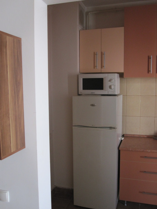 Apartament de închiriat, 2 camere, etajul 1, Piața Mihai Viteazul