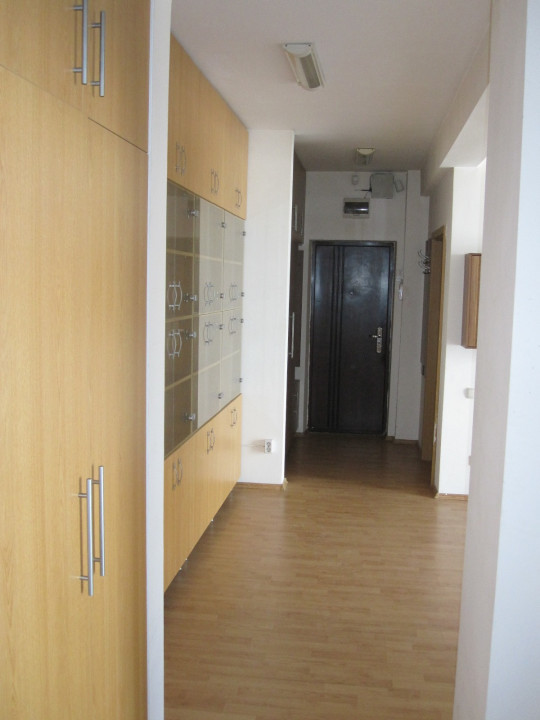 Apartament de închiriat, 2 camere, etajul 1, Piața Mihai Viteazul