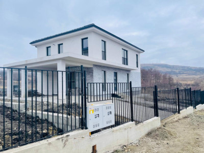 Casa cu 4 camere,Suprafata utila 120mp,Teren 560m,Terasa,Semifinisat,Chinteni