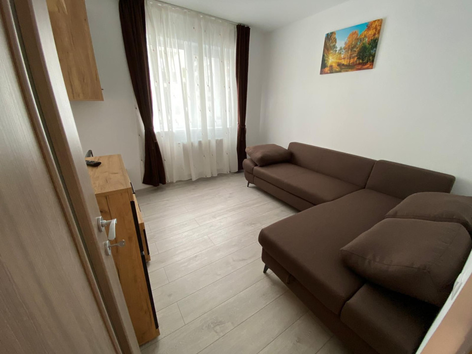 Apartament 3 camere, 2 dormitoare, etaj 2, parcare, zona VIVO