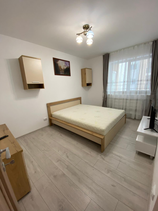 Apartament 3 camere, 2 dormitoare, etaj 2, parcare, zona VIVO