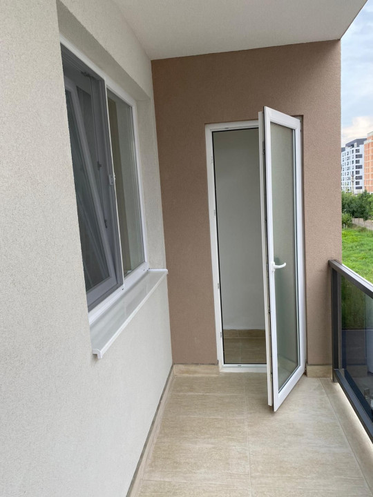 Apartament 3 camere, 2 dormitoare, etaj 2, parcare, zona VIVO