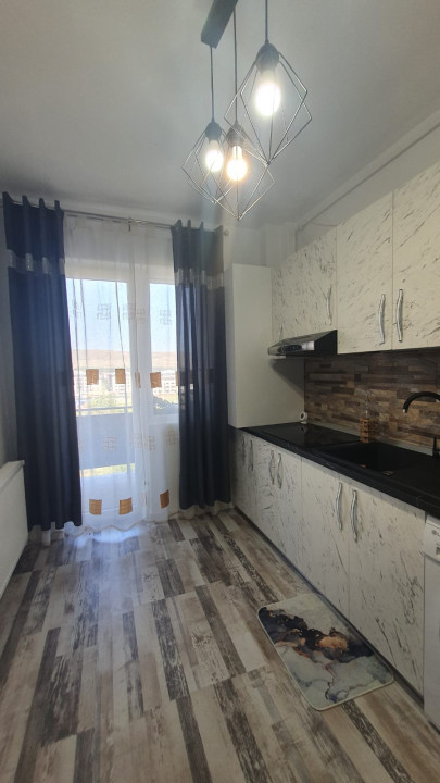 Apartament 3 camere , 65 mp utili , balcon , zona Sesul de Sus