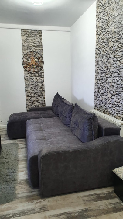 Apartament 3 camere , 65 mp utili , balcon , zona Sesul de Sus