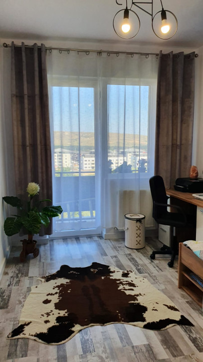 Apartament 3 camere , 65 mp utili , balcon , zona Sesul de Sus