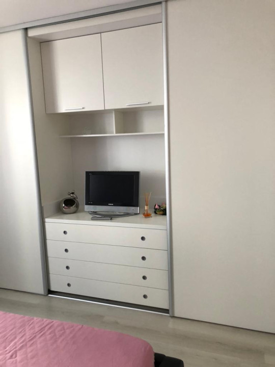 Apartament de 3 camere,60 mp,2 parcari, zona Vivo