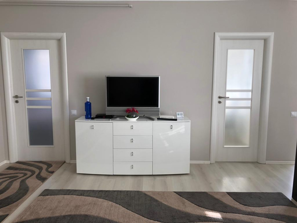 Apartament de 3 camere,60 mp,2 parcari, zona Vivo