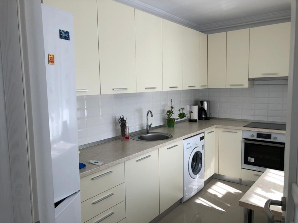 Apartament de 3 camere,60 mp,2 parcari, zona Vivo