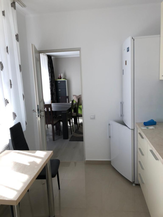 Apartament de 3 camere,60 mp,2 parcari, zona Vivo