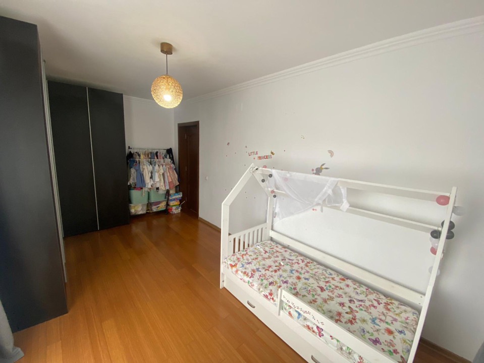 Apartament de 3 camere, 80 mp,2 parcari, zona Stejarului