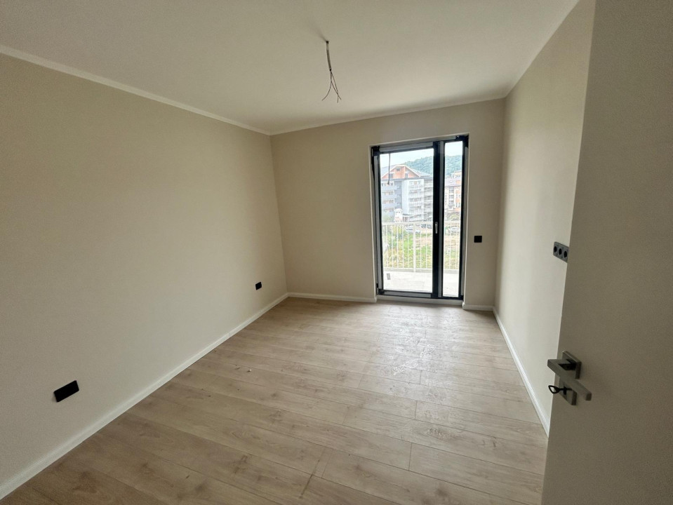 Apartament cu 3 camere 58 mp utili plus terasa de 25mp si parcare zona Eroilor