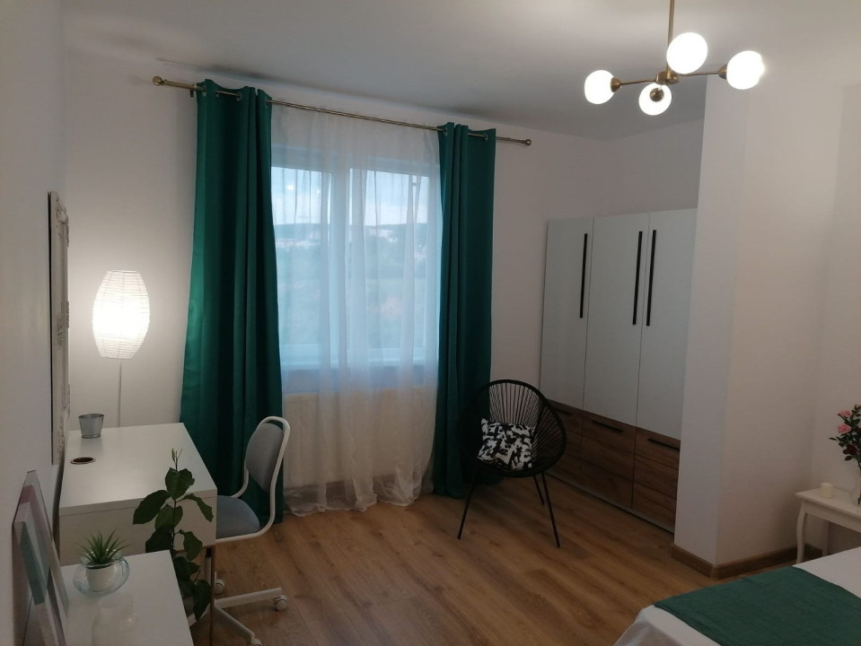 Se închiriază apartament 3 camere semidecomandat Zona VIVO.