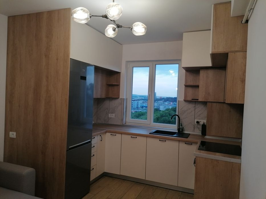 Se închiriază apartament 3 camere semidecomandat Zona VIVO.