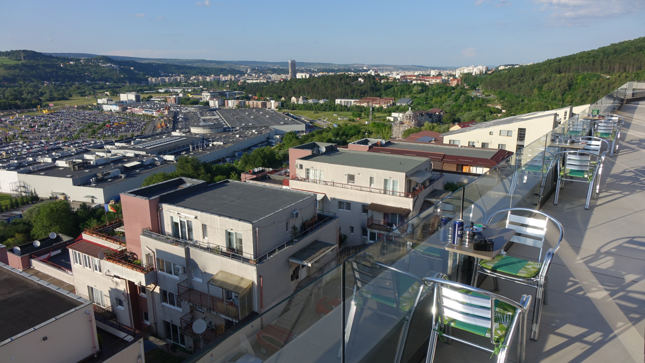 Inchiriez apartament penthouse cu 3 camere 2 băi terasă si garaj lângă Vivo Mall