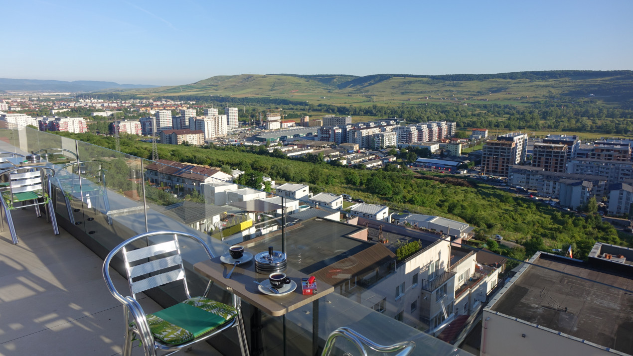 Inchiriez apartament penthouse cu 3 camere 2 băi terasă si garaj lângă Vivo Mall