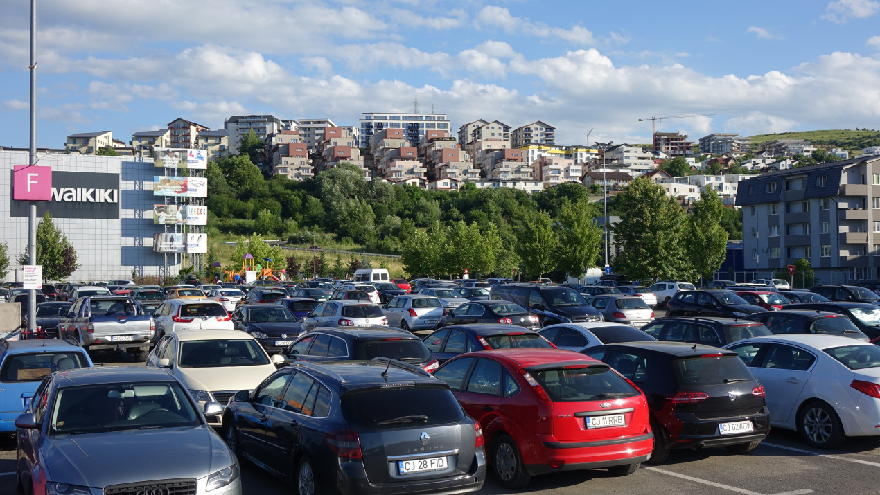 Inchiriez apartament penthouse cu 3 camere 2 băi terasă si garaj lângă Vivo Mall