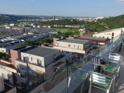 Inchiriez apartament penthouse cu 3 camere 2 băi terasă si garaj lângă Vivo Mall