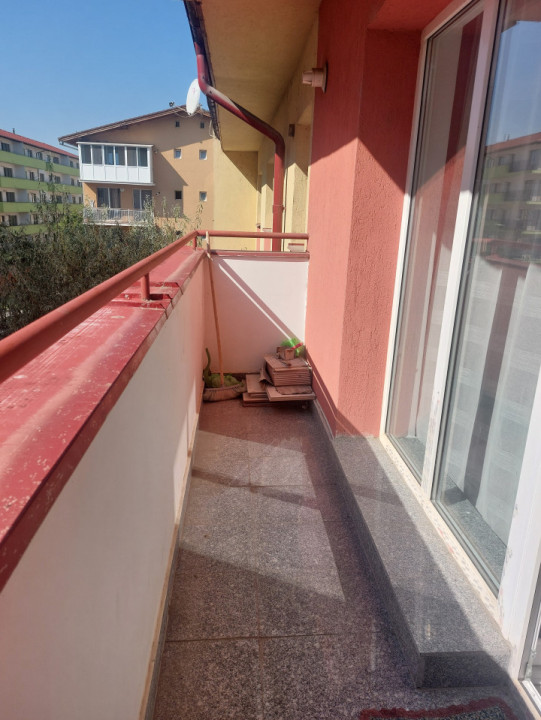 Inchiriez apartament de 3 camere in Floresti zona Eroilor.