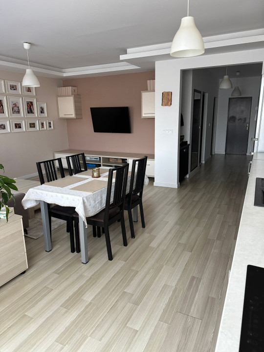 Apartament de 3 camere, 2 bai, 77 mp,zona VIVO