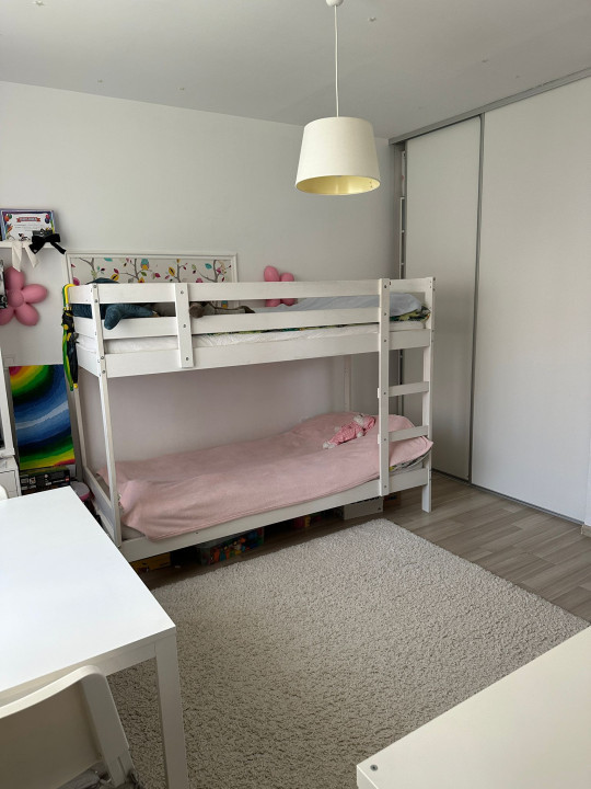 Apartament de 3 camere, 2 bai, 77 mp,zona VIVO