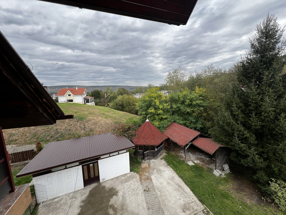 Casa idividuala de inchiriat , 360 mp utili zona Tautiului 