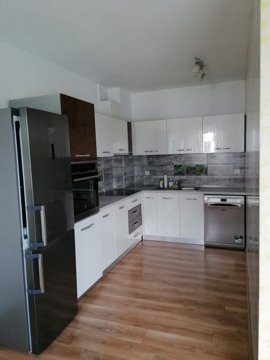 Apartament de 3 camere, bucatarie, balcon de 12 mp,zona cbc Marasti