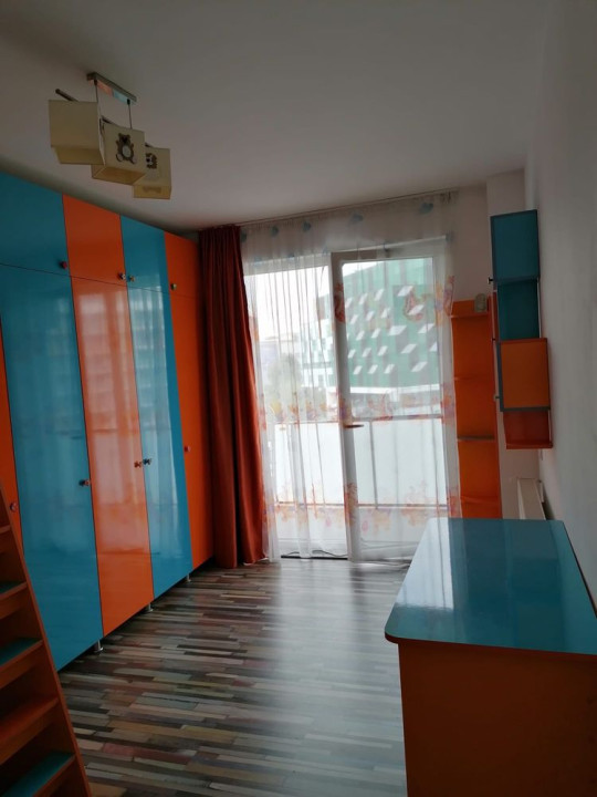 Apartament de 3 camere, bucatarie, balcon de 12 mp,zona cbc Marasti