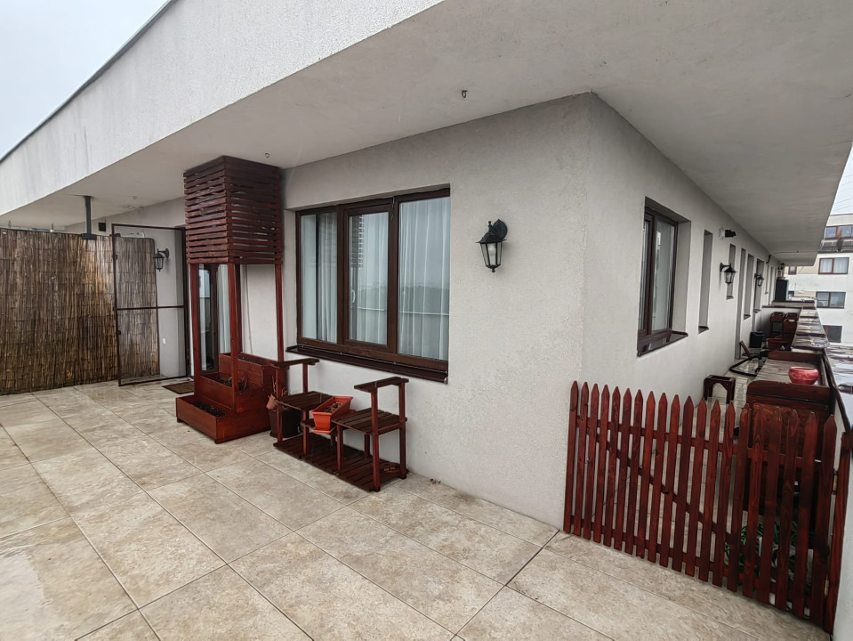 Penthouse ultrafinisat de 3 camere , Semidecomandat, cu terasa, in zona Razoare