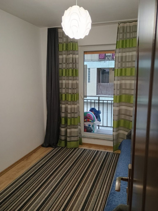 Apartament de 3 camere, semidecomandat, zona Porii