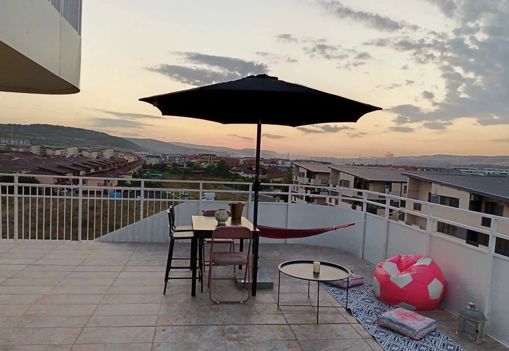 Inchiriez penthouse cu 3 camere 2 băi. Terasă cu un o priveliște panoramică.