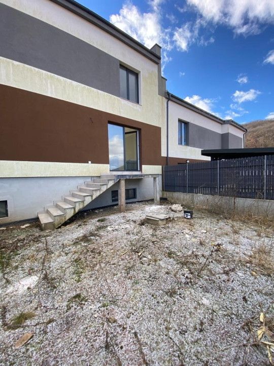 Duplex de vanzare, 175,5 mp, finisat, pivnita, zona strazii Magnoliei