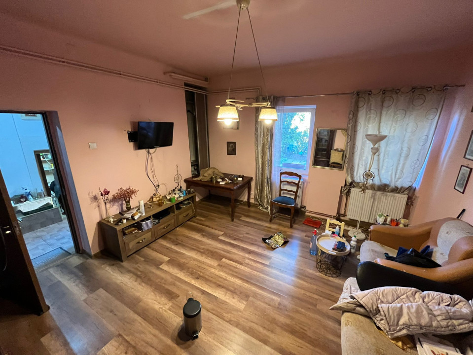 Apartament într-o casă cu curte comună în Andrei Mureșanu