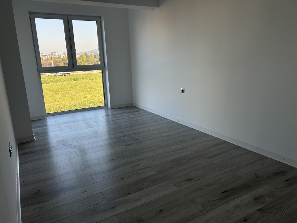 Apartament 3 camere , semidecomandat, zona Avram Iancu 