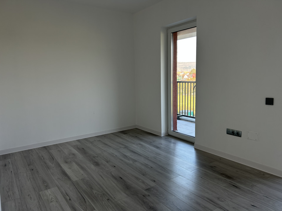 Apartament 3 camere , semidecomandat, zona Avram Iancu 