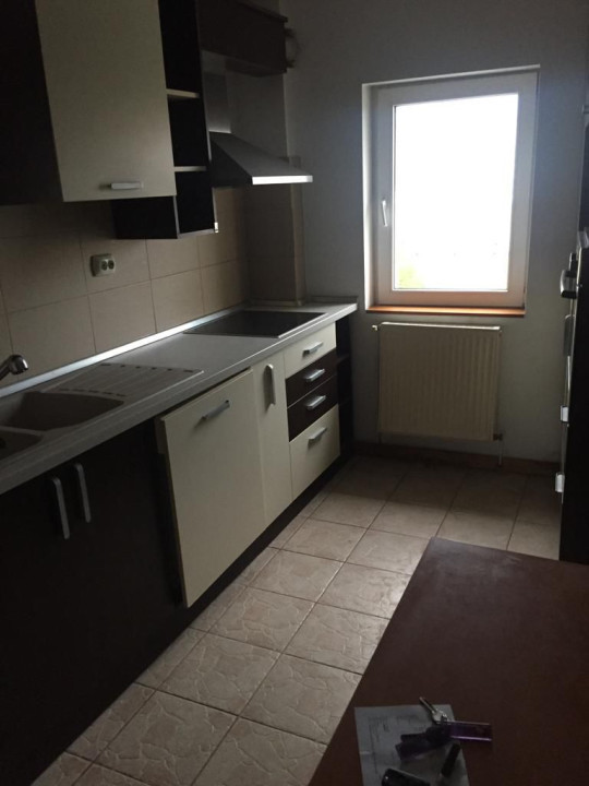 Apartament cu 4 camere decomandate, bloc cu lift, zona Piata Flora