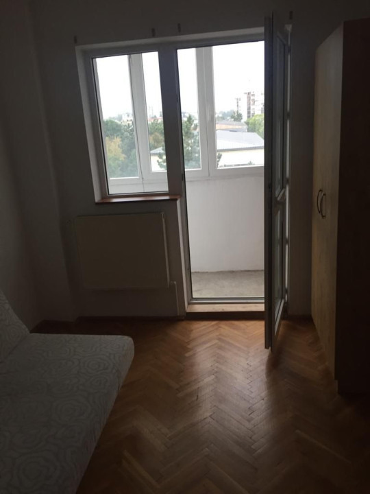 Apartament cu 4 camere decomandate, bloc cu lift, zona Piata Flora