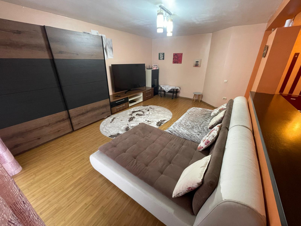 Apartament de 2 camere, Semidecomandat, Parcare, Zona Florilor