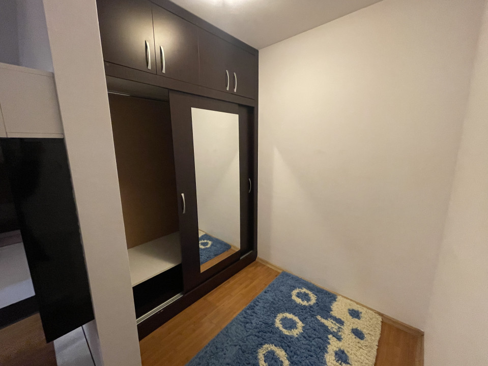 Apartament de 3 camere, Semidecomandat, Zona Florilor