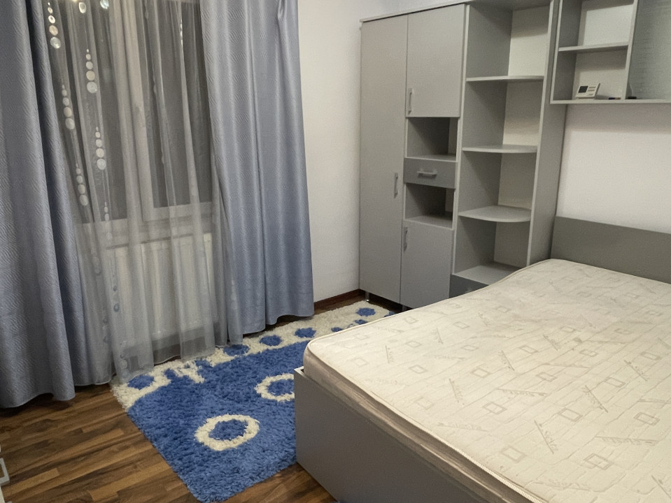 Apartament de 3 camere, Semidecomandat, Zona Florilor