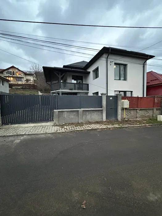 Casa individuala de 4 camere, 150mp, renovata, terasa, curte, garaj, zona Baciu