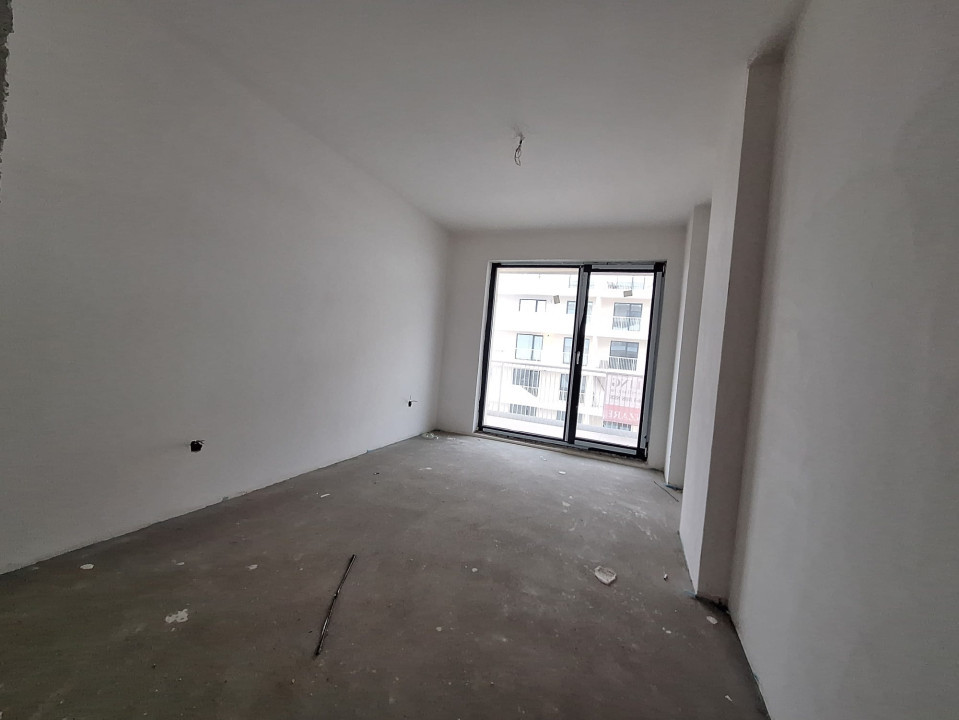 Apartament semifinisat, cu CF, balcon, zona Eroilor