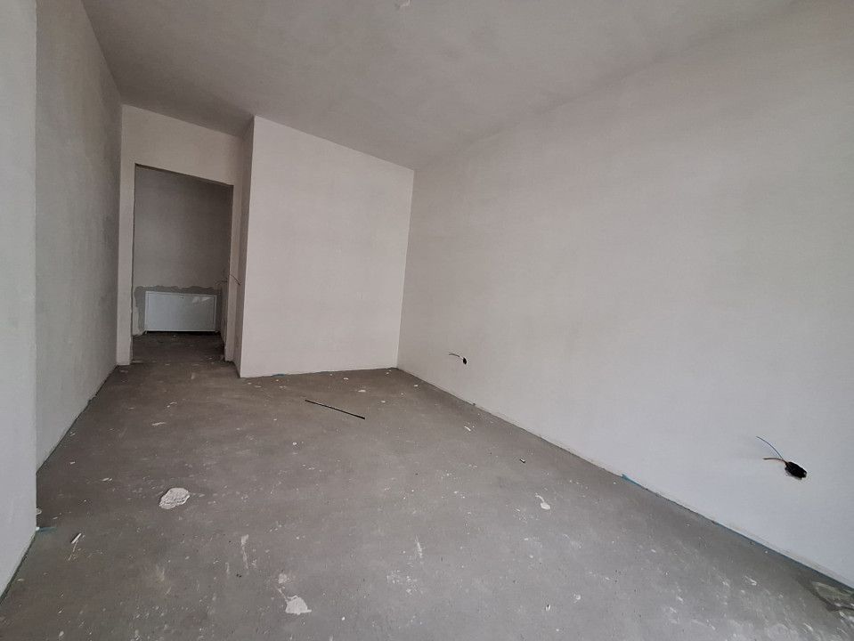 Apartament semifinisat, cu CF, balcon, zona Eroilor