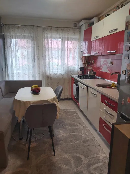 Apartament cu 2 camere, decomandat, zona Parc Poligon