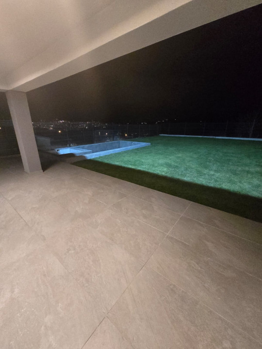 Casa cu piscina, 6 camere, 250 mp, terasa, teren 585 mp, Iris Oasului